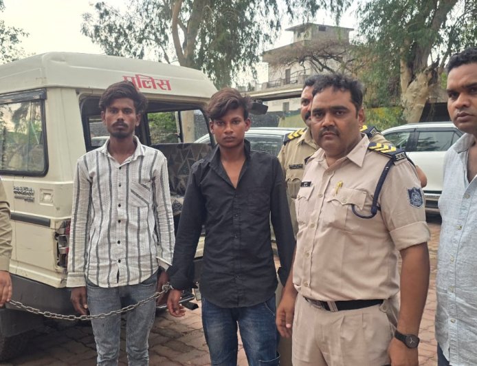 Jabalpur News: भाजपा नेता के घर पर बम फेंकने वाले दो बदमाश गिरफ्तार, मुख्य आरोपी सहित तीन की तलाश में जुटी पुलिस