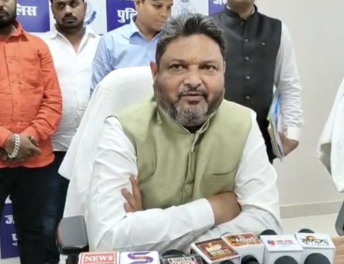 Jabalpur News: धर्मांतरण कराने वाले एनजीओ कसो शिकंजा, अनुसूचित जाति आयोग अध्यक्ष की बैठक से गायब पुलिस अधिकारियों पर होगी कार्रवाई