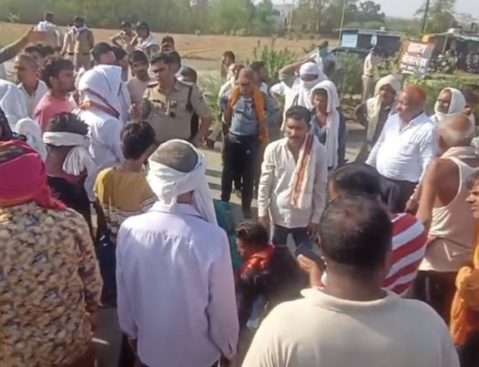 Jabalpur News: बेलखेड़ा पुलिस पर आरोप घायल को इलाज के बजाय 3 घंटे लॉकअप में रखा, मौत के बाद ग्रामीण ने किया हंगामा... एसपी ने दिए जांच के निर्देश