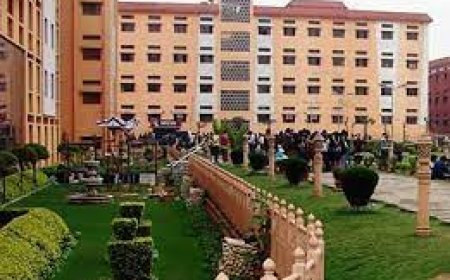 स्टूडेंट से गैरहाजिर रहने का कारण पूछा तो महिला प्रिंसिपल से की मारपीट , धमकी देकर भागा