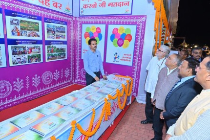 मतदाता महोत्सव 2023 में सारंगढ़ के स्टॉल का अवलोकन