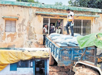 Jabalpur News: सोसायटियों की गोदामों में टपक राहा पानी, तिरपाल से चला रहे काम