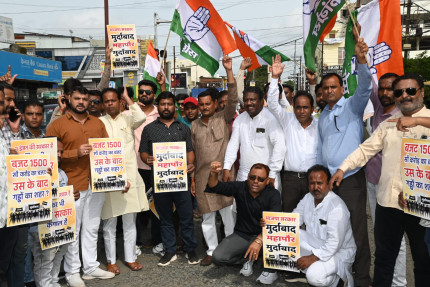 Jabalpur News: अहिंसा चौक- कचनार सिटी की अधूरी सड़क को लेकर कांग्रेस पार्षद दल ने किया प्रदर्शन