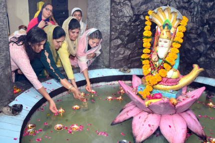 Jabalpur News: चालीसा व्रत महोत्सव में जल ज्योति की पूजा