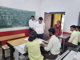 Jabalpur News: अचानक शहपुरा पहुंचे जिला शिक्षा अधिकारी, नदारद मिली शिक्षकाएं