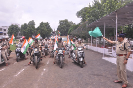 Jabalpur News: हाथ में तिरंगा लेकर सड़क पर निकली पुलिस