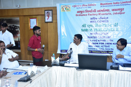 Jabalpur News:  राष्ट्रीय सफाई कर्मचारी आयोग अध्यक्ष पहुंचे ओएफके, पीएफ सहित अन्य सुविधाओं की ली जानकारी