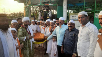 Jabalpur News: अक़ीदत से पेश की चादर, सफर के मेले मे मांगी खुशहाली की दुआ