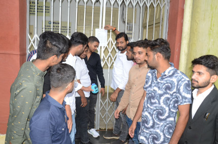 Jabalpur News: NSUI के कार्यकर्ता ज्ञापन देने पहुंचे आरडीयू, कुलगुरु विश्वविद्यालय से हो गए गायब