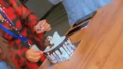 उज्जैन महाकाल मंदिर परिसर में युवती ने जन्मदिन का केक काटा, वीडियो वायरल होने के बाद बवाल, मंदिर प्रशासन ने कही कार्रवाई की बात